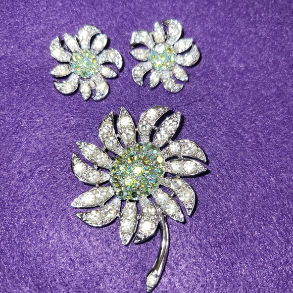 1960s Silver & Lime Mountain Flower Sarah Coventry Brooch and Earrings - Picture 2 of 3